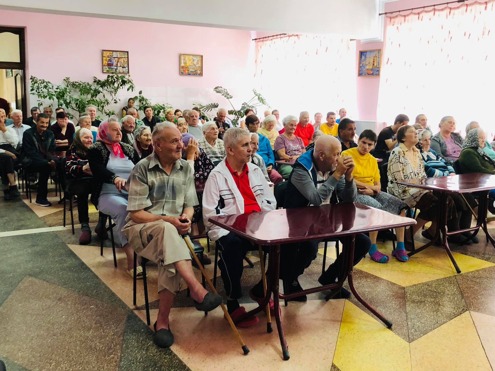 Часто мешканці пансіонату мають нагоду відвідати культурні заходи, з виступами сюди приїжджають артисти, творчі колективи, учні та студенти.